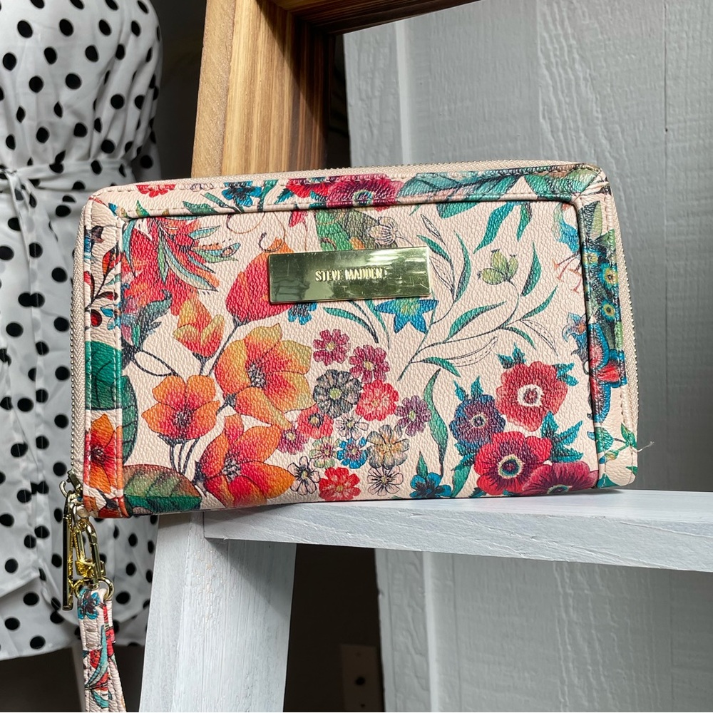 Steve Madden Floral wristlet with credit card slots